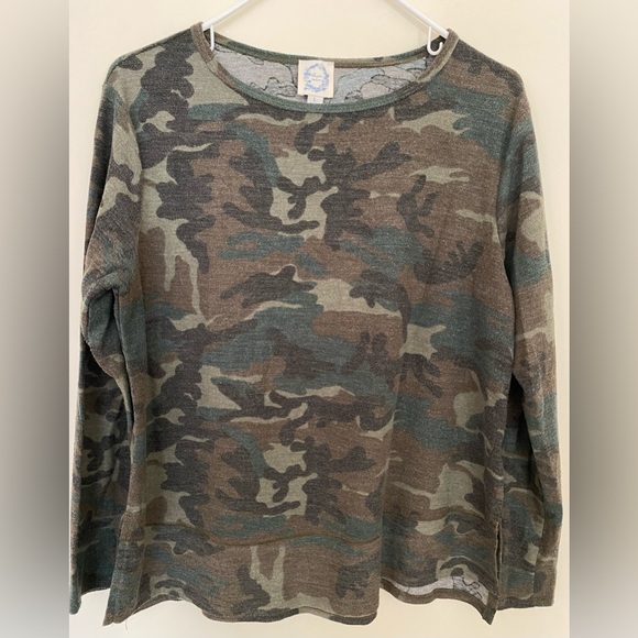 Francesca’s Camo Side Slit Long Sleeve Tee - Picture 5 of 7